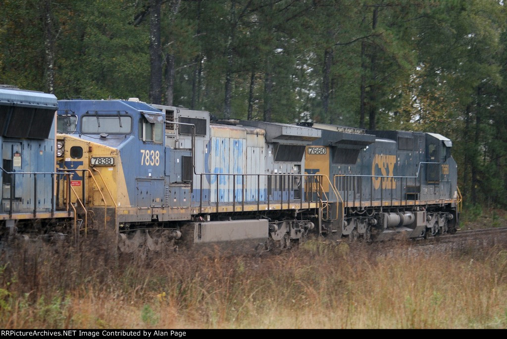 CSX 7660 leads 7838 southbound